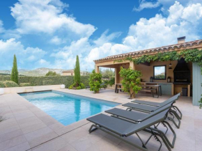 Lavish Villa in Malauc ne with Private Garden